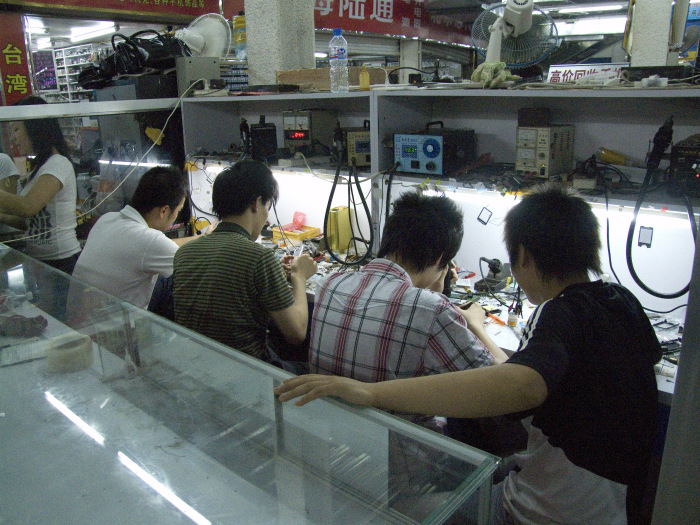 phone-repairman-china